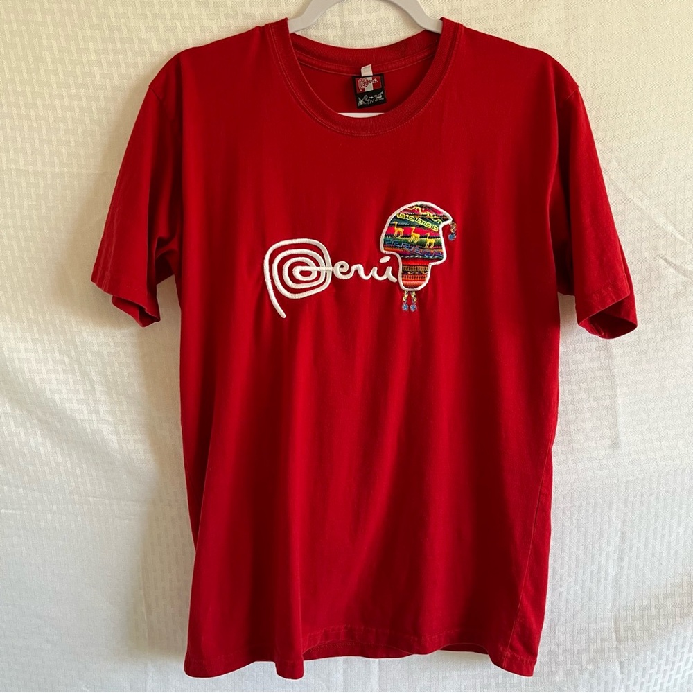 PERUVIAN Mens Embroidered Short Sleeve T-Shirt Red Size Medium Cute Llama Logo